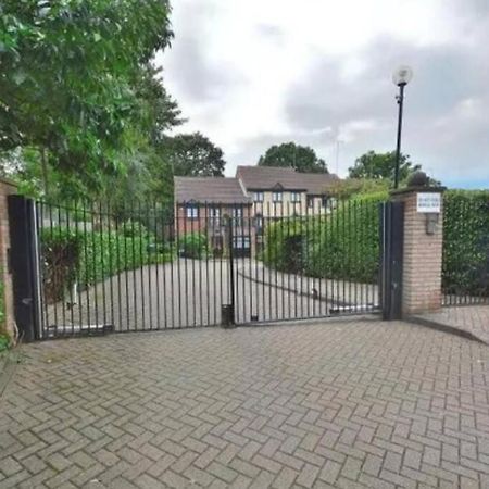 Lovely 2 Bedroom Flat With Free Parking New Southgate Exteriör bild