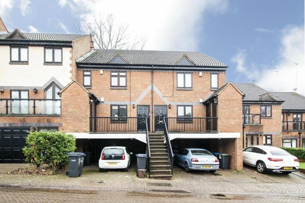 Lovely 2 Bedroom Flat With Free Parking New Southgate Exteriör bild