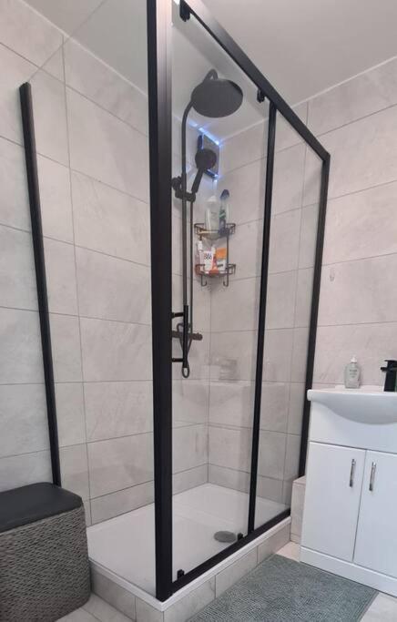 Lovely 2 Bedroom Flat With Free Parking New Southgate Exteriör bild
