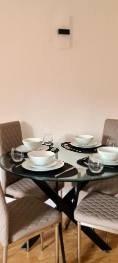 Lovely 2 Bedroom Flat With Free Parking New Southgate Exteriör bild